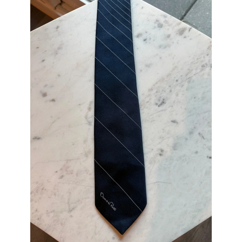 Oscar de la Renta Vintage Mens Navy Blue White Pinstripe Silk Necktie Tie